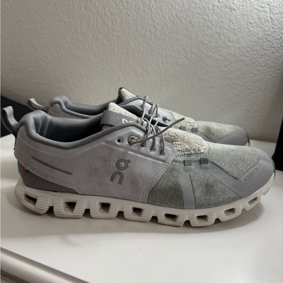 On cloud 5 Running Men's Gray Athletic Shoes - Picture 3 of 12